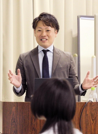 起業までの経緯や高校で学んでおくべき事を話す山本佳典社長＝三田市天神２、有馬高校