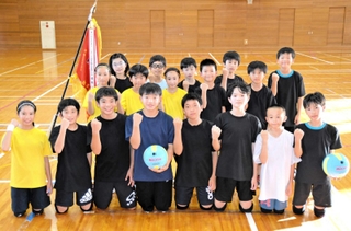 ２年ぶりの全国大会に向けて意気込むベストトゥエルヴのメンバー＝三田市けやき台３