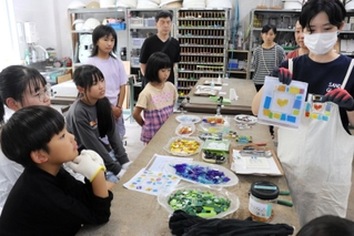 講師の塩谷有香さん（右端）から作り方などの説明を受ける子どもたち＝三田市香下