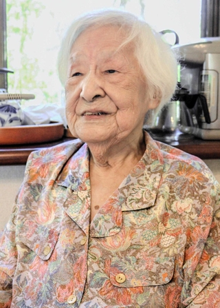 ２度の空襲を生き抜いた堀田絹子さん。戦時中の記憶は今も鮮明だ＝三田市あかしあ台１、デイサービス「さわやかサロン」