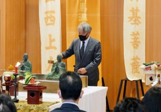 仁西上人らの像に初湯を供える「入初式」