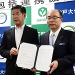 包括連携協定を結んだ三田市の田村克也市長（左）と神戸大学の藤澤正人学長＝三田市役所