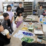 講師の塩谷有香さん（右端）から作り方などの説明を受ける子どもたち＝三田市香下