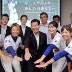 三田市の自殺対策動画に協力した「兵庫ブルーサンダーズ」の選手や協賛事業者ら＝三田市役所