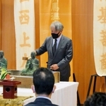 仁西上人らの像に初湯を供える「入初式」