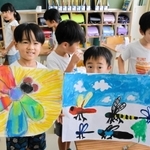 絵や工作など夏休みに取り組んだ作品を見せ合った＝三田市富士が丘１