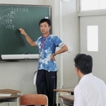 不登校支援について参加者と語り合う松木真弥さん（左）＝北摂三田高校