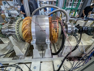 開発中の超電導発電機