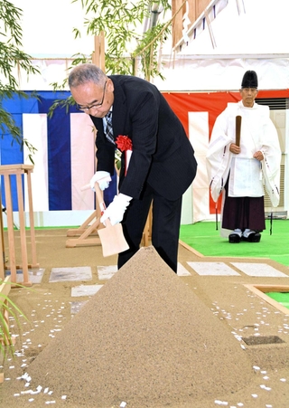 安全祈願祭でくわ入れをする再開発組合の吉本尚登理事長＝三田市駅前町