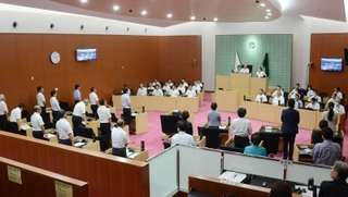 「ハラスメント根絶条例」を全会一致で可決した三田市議会＝三田市役所