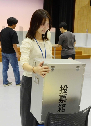投票所の準備を進める市職員＝さんだ市民センター