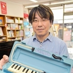 使い込まれた鍵盤ハーモニカを手に、思いを語る平瀬友喜さん＝三田市中央町
