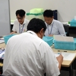 市選管の職員（奥）が立候補に必要な書類を点検した予備審査＝三田市役所