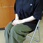 自身の被害について語る女性＝三田市天神１、三田署