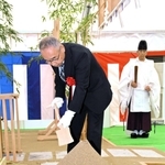 安全祈願祭でくわ入れをする再開発組合の吉本尚登理事長＝三田市駅前町