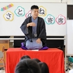 入門１５周年の記念公演を控え、児童らに落語を披露した桂三語さん＝三田市川除、松が丘小学校