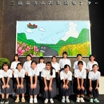 さんだ市民センターの玄関を飾る大作を描いた八景中学美術部の生徒たち＝三田市三田町