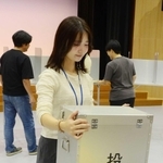 投票所の準備を進める市職員＝さんだ市民センター