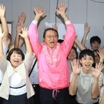 初当選が確実となり、家族や支援者らと喜び合う村手秀樹氏（中央）＝三田市長坂（撮影・吉田敦史）