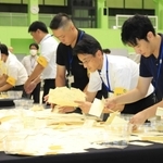 開票を進める市職員ら＝三田市三輪、神姫バス城山体育館（撮影・吉田敦史）