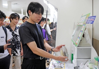 無人の時間帯に利用されるセルフレジで買い物する学生＝いずれも関西学院大学神戸三田キャンパス