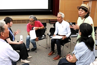 来場者がオーガニックについて語り合った交流会＝三田市けやき台１、ウッディタウン市民センター