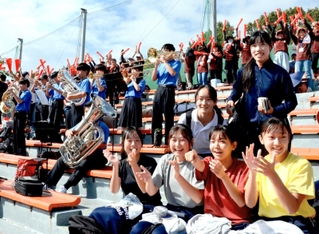 １回の先制点に盛り上がる三田学園のスタンド＝明石トーカロ球場