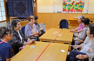 高齢者にとってかけがえのない居場所となっている「高平の里」。集まると話が尽きない＝三田市下里