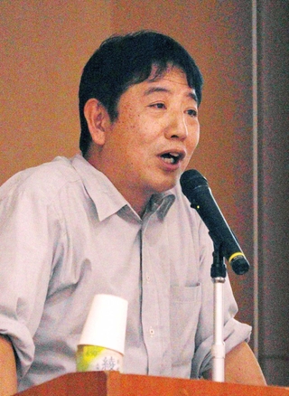 自身の被災経験を交えて災害への備えを語る坂野典秀さん＝三田市川除、市総合福祉保健センター