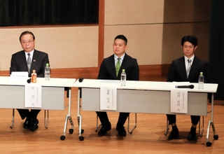 公開討論会に臨む（左から）谷公一氏、遠藤良太氏、田村直也氏＝丹波市氷上町本郷