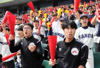 ＯＢや保護者、吹奏楽部など大勢の応援団が三田学園に熱い声援を送った＝ほっともっとフィールド神戸