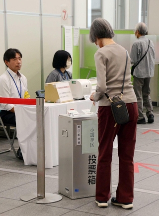 期日前投票を済ませる有権者＝三田市役所