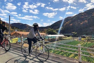 川西エリアで昨年開かれたサイクルツアーの様子（県提供）