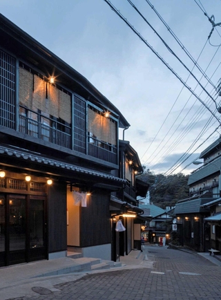 夕暮れ時の湯本坂。室町時代はまだ川だった
