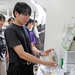 無人の時間帯に利用されるセルフレジで買い物する学生＝いずれも関西学院大学神戸三田キャンパス