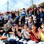 １回の先制点に盛り上がる三田学園のスタンド＝明石トーカロ球場