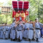 布団だんじりを懸命に担ぐ氏子ら＝御霊神社