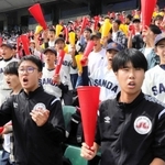 ＯＢや保護者、吹奏楽部など大勢の応援団が三田学園に熱い声援を送った＝ほっともっとフィールド神戸