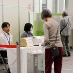 期日前投票を済ませる有権者＝三田市役所
