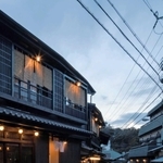 夕暮れ時の湯本坂。室町時代はまだ川だった