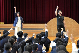 劇団員との共演へ向けたワークショップに参加した生徒ら＝三田市大原、県立高等特別支援学校
