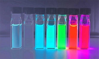 さまざまな色の光を放つ半導体量子ドット