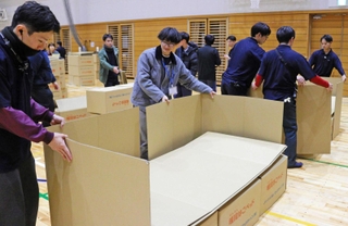 段ボールベッドを組み立てる学生ら＝関西学院大学神戸三田キャンパス
