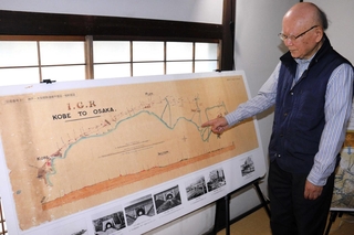 神戸－大阪間の鉄道平面図について説明する池田洋介さん＝三田市屋敷町、旧九鬼家住宅資料館