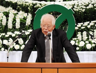 東南アジアで戦死した父の思い出や三田空襲に遭った経験を話す大西勲さん＝三田市天神１