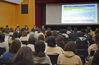 部活動の地域移行に向けた説明を聞く保護者ら＝ウッディタウン市民センター
