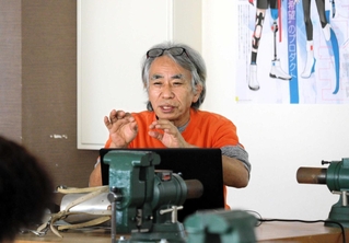 パラリンピックの思い出や自身が代表を務めるランニングチームについて語る臼井二美男さん＝神戸医療福祉専門学校三田校