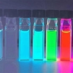 さまざまな色の光を放つ半導体量子ドット