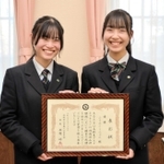 「高校生グルメチャレンジｉｎ丹波篠山」での優勝を喜ぶ松田風和さん（右）と辻未來さん＝三田市学園１<P>