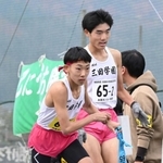 男子・三田学園の３区森田敬太選手（左）にたすきを託す２区大宮玲士選手＝豊岡市日高町（撮影・大田将之）